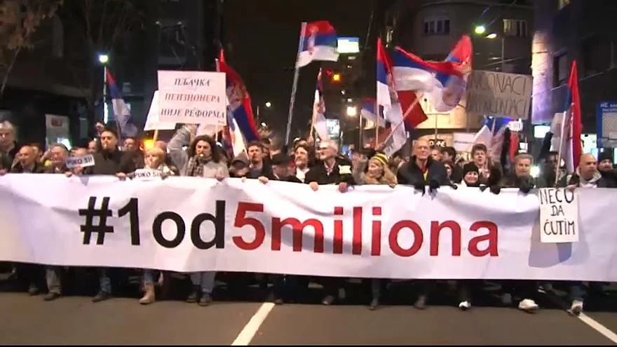 Διαδηλώσεις στη Σερβία για ένατο Σαββατοκύριακο – Χιλιάδες πολίτες στους δρόμους